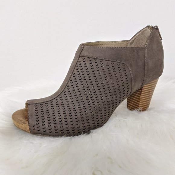 BOGO 1/2 Off Gianni Bernini Taupe Mules - Picture 1 of 6